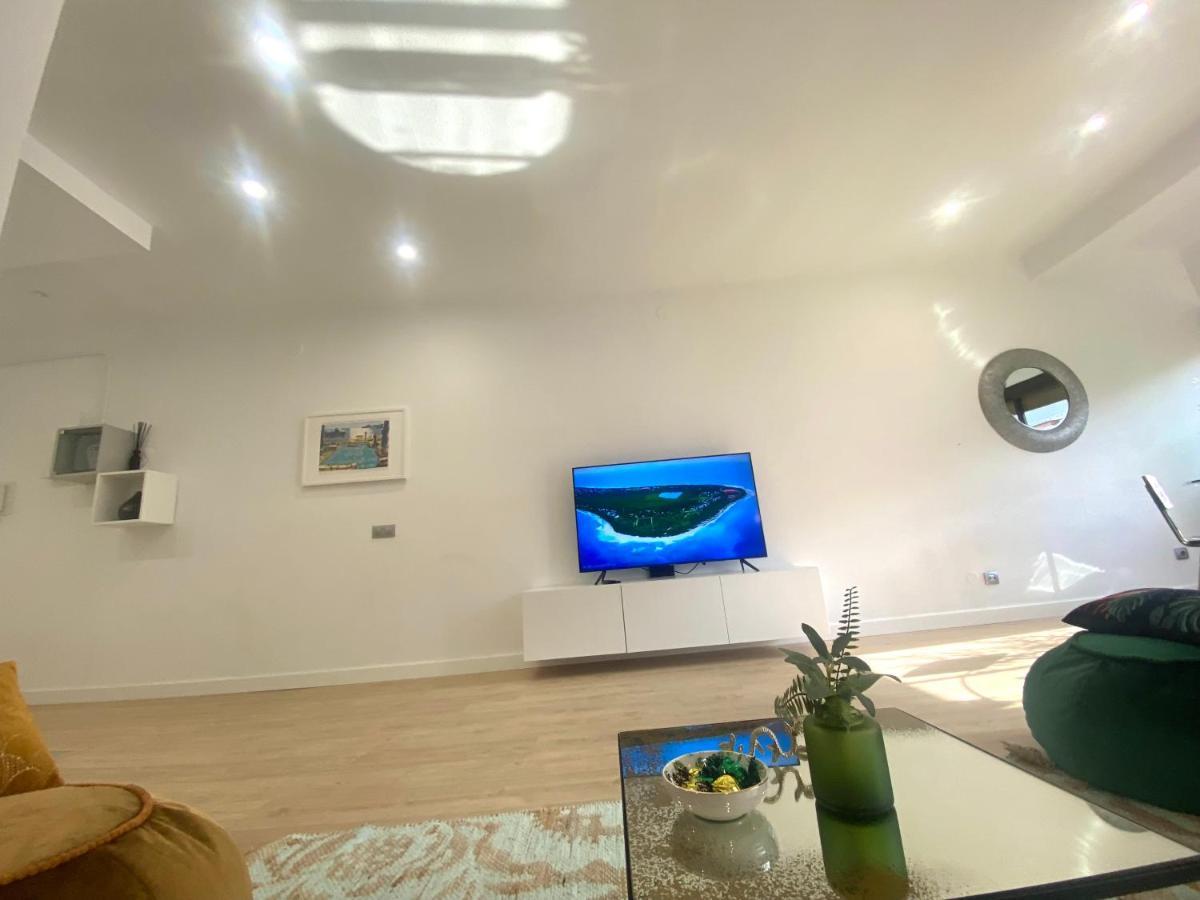 Barcelona Chic Apartments- Free Parking - 10 Min From Bcn City Centre By Metro Exteriér fotografie
